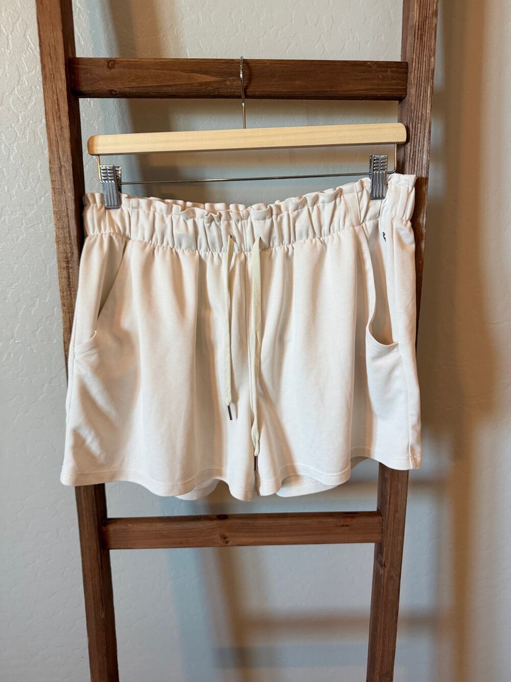 Calia by Carrie Underwood Women’s Cream Pull-On Athletic Shorts M